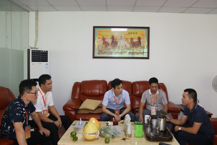 我会秘书处一行到仁辉创电子、龙大家私、一公里贸易走访交流