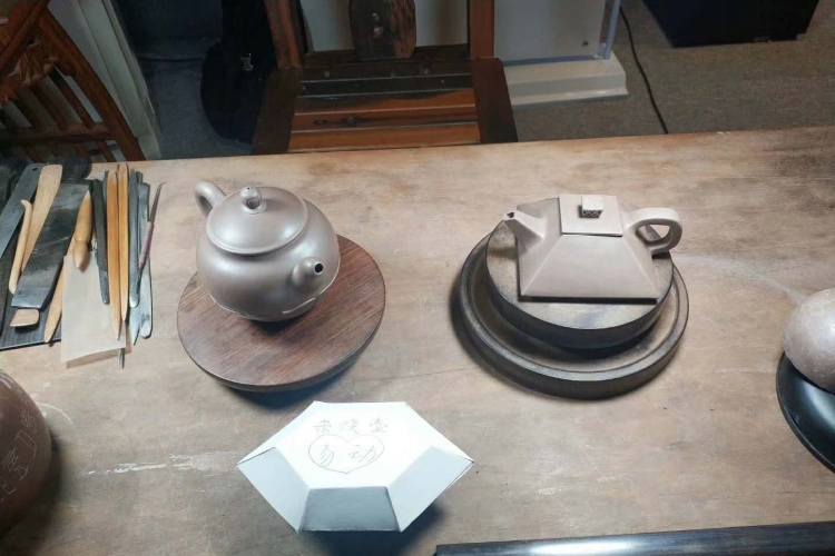 我会秘书处一行到佳得宝参观紫砂艺术展